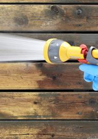 RENGÖR: Fukta underlaget med kallt vatten. Lägg på DEMIDEKK Terrassfix med pensel monterad på förlängningsskaft.