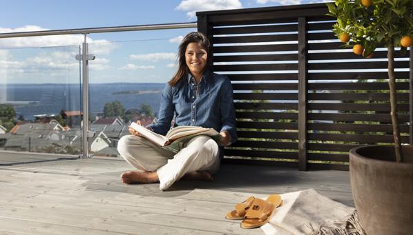 GOLV: DEMIDEKK 90029 NATURLIGT SILVERGRÅ TRÄSTAKET: DEMIDEKK 0683 SOTGRÅ 9JD1000602 / 10 000 / 2019 Design: Allegro.no Foto: Foto: Mikkel Mortensen (Art Director foto: Therese Sennerholt.