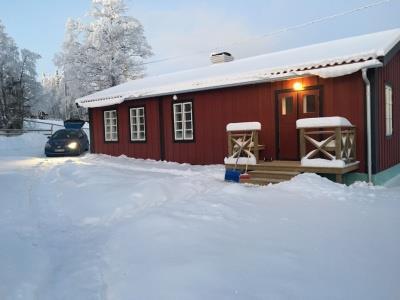 Bo på Framsidan av Åreskutan i ett totalrenoverat hus i gammal stil, med äventyret runt stugknuten.
