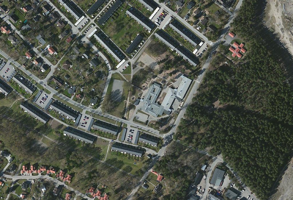 FÖRUTSÄTTNINGAR BEFINTLIG SITUATION Bostäder Topografi, omgivande bebyggelse BEFINTLIG SKOLA Gruppboende Dagens skola ligger i en hästskoformad volym som betjänas av en central korridor.