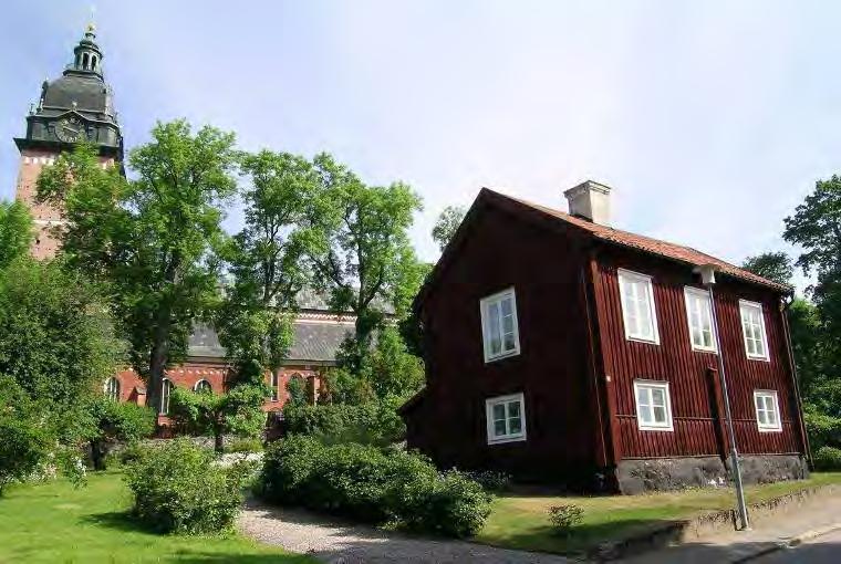 Roggeborgen, Kyrkberget 9, Paulinska huset (Ulfhällska huset), Domherren 1, Rektorsgården, Bispen 1 och 4, Gamla biskopsgården (Lyktan), Kyrkberget 1, Gamla gymnastikhuset, Brokikaren 1 Byggnadsminne