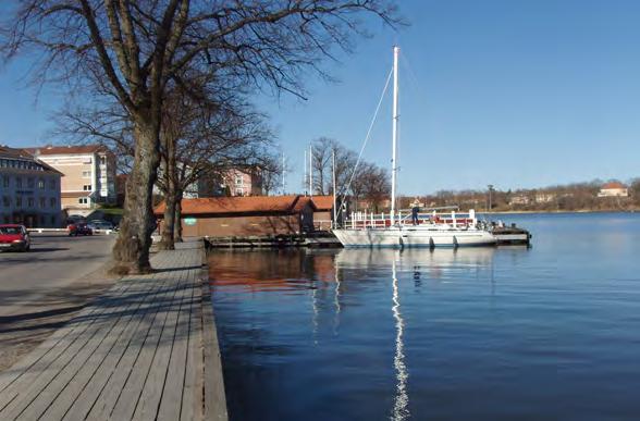 Småbåtsbrygga och strandkant Östra