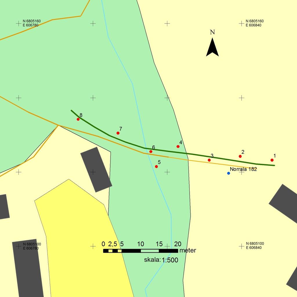 Figur 3. Ledningsschaktet markerat med grönt och provgroparna med rött. Markeringen för boplats Norrala RAÄ182 är blå.