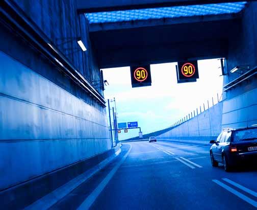öresundsförbindelsen, länken mellan Sverige och Danmark, invigdes den 1 juli 2000. På Öresundsbrons övre plan går motorvägen E20 och järnvägstrafiken går på det undre planet.