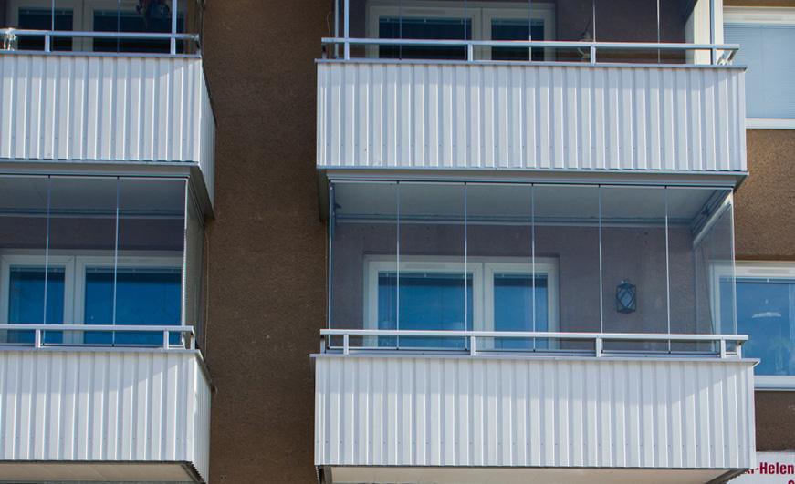 UTFORMNING När man bygger nya balkonger eller förändrar befintliga påverkas byggnadens utseende på ett väsentligt sätt. Balkonger ska harmonisera med fasadens utseende.