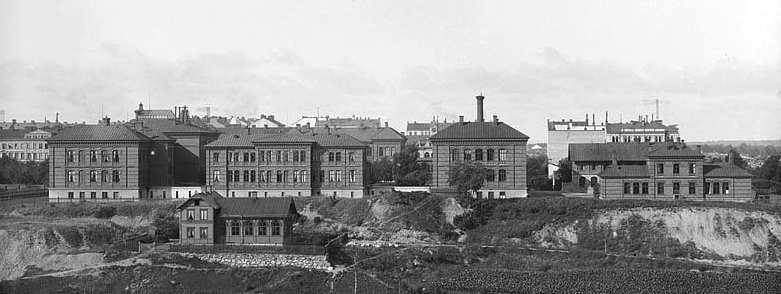 SID 5 (12) 1 administrationsbyggnad, 2 koltbarnsbyggnaden, 3 ekonomibyggnad med kök, bad mm, 4 stora sjukhuset, 5 amsalsbyggnaden. Foto från år 1896 taget från Vanadislunden.