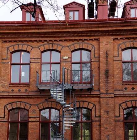 välbevarade förutom att utrymningstrappor, takkupor,