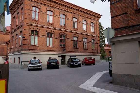 Verksamheterna ska vara anpassade till bebyggelsens kulturvärden och får inte vara störande för omkringliggande bostäder.