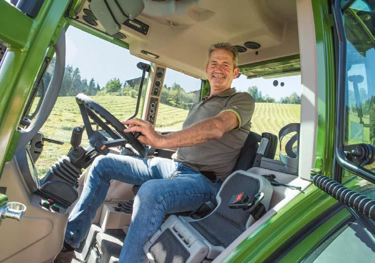 Som tillval kan LED-arbetslampor monteras fram oh bak för perfekt belysnin runt hela traktorn när Fendt 200 Vario ska köras i mörker.