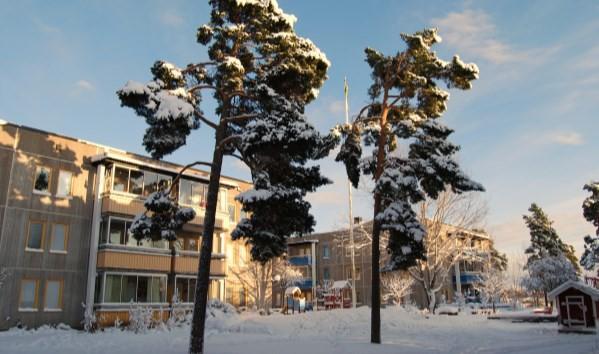 balkongplattan. Helst inga hål på ovansidan (på undersidan är det inte lika illa). Man bör också undvika att borra i eller nära lagningarna eftersom det finns risk för sprickor.