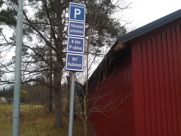 HÖ STSTÄ DNINGEN Lördagen den 11 oktober hade föreningen sin årliga höststädning. Det bjöds på vackert höstväder och god uppslutning.