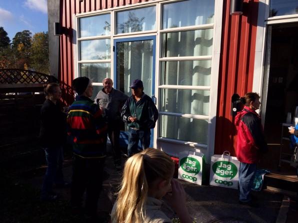 Dessa platser har istället blivit förhyrda platser för boende i föreningen, eftersom det inte har funnits tillräckligt med lediga platser för alla nyinflyttade.