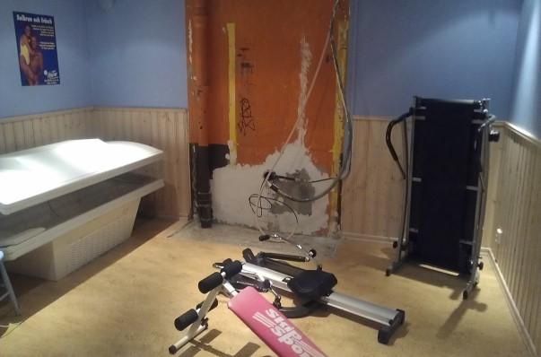 Ibland händer det att sopor hamnar på fel ställe, t.ex. när byggavfall ställs i källsorteringshuset.