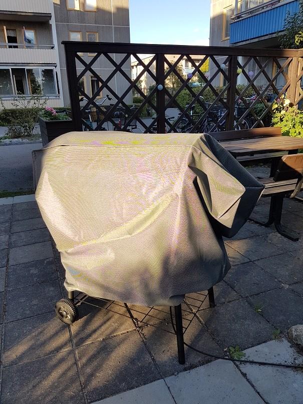 GRILLAR OCH BUSKAGE Som ni kanske sett har det dykt upp två nya grillar på gården vid entré 35 och 38. Det är bara att grilla på så länge vädret tillåter.