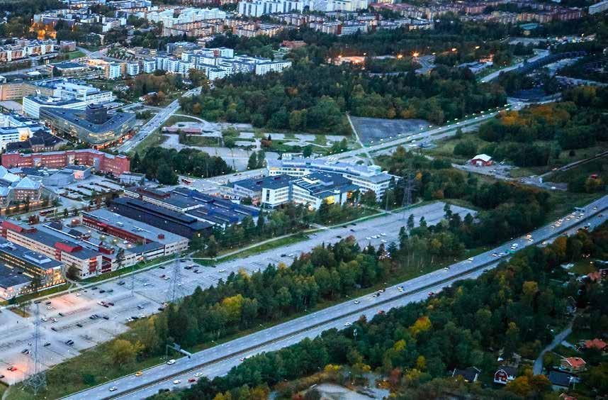 FÖRVALTNINGSBERÄTTELSE FINANS Finansiering 49 Vy över Kista, Stockholm. Värdering av derivat Värdet på räntetak och swappar förändras vid förändringar i marknadsräntor samt när löptiden minskar.