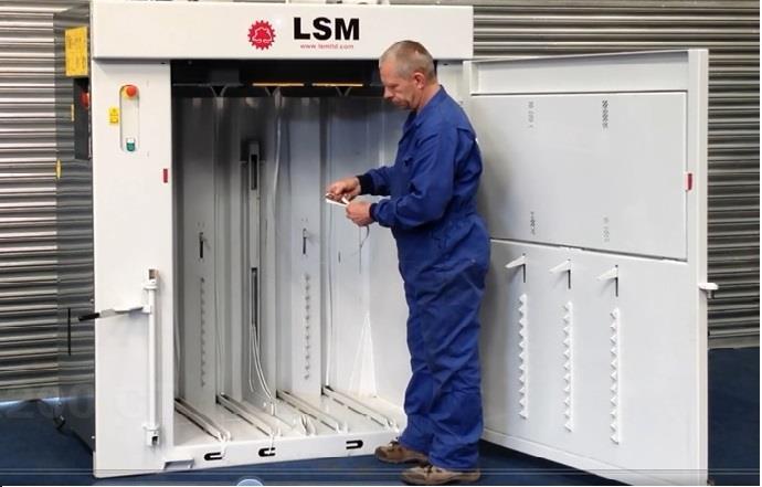 mm Höjd: 800 mm Djup: 750 mm 35 sek Ljudnivå 74 db 20 ton 200-300 kilo beroende på material. 400V 16A 240V 10A Mellanstor balpress Är lämplig där det krävs lite större kapacitet på balpressen.