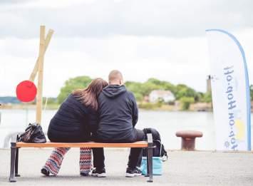 Upplev Karlskrona från havet! Hoppa av vid en historisk sevärdhet eller njut av glittrande hav och låt dig inspireras av guidningen ombord.