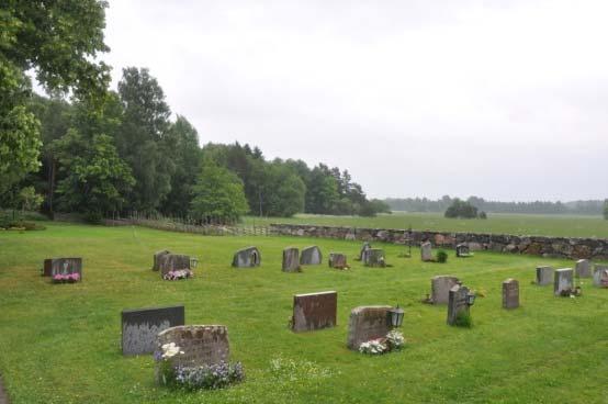 Kyrkogården har en närmast slottsparksliknande utformning med kyrkan som centralt bilckfång i kyrkogårdens längdaxel.