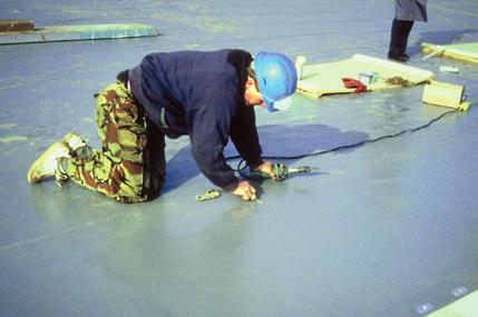 4 RENOLIT WATERPROOFING RENOLIT WATERPROOFING 5 Takkonstruktion Takkonstruktion Inför takläggning Innan takduken monteras, ska underlaget vara fritt från vatten, frost, is och ej ingående produkter,