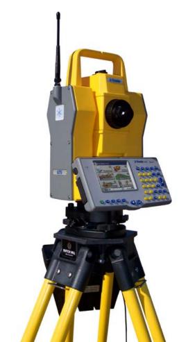 mot totalstation ger en mätosäkerhet som ligger kring ± två millimeter, och det har en maximal räckvidd på 700 meter (Trimble 2002). Figur 12. En ATS-totalstation (Trimble 2002). 3.