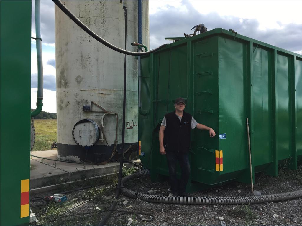 Processtankarna är containrar inrättade med skärande pumpar och omrörare. I Figur 13 ses lantbrukare Jan Klasson framför en av processtankarna.