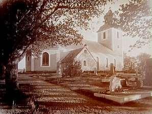 På kyrkogårdens äldsta del närmast kyrkan finns ett stort antal äldre gravar från 1800-talets andra hälft, flera med stenram och ett fåtal med kätting eller staket av smide.