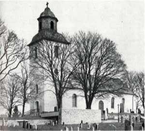 Västra delen av kvarter II har två rader med äldre gravar i en inre avgränsad del och större familjegravar längs med den yttre tallhäcken.