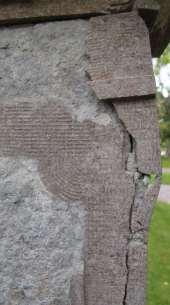 Andra skadeorsaker kan vara att utfällningar sker i form av salt som spränger sönder stenen.
