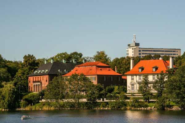 Djurgårdsbrunnsvikens soliga norra sida.