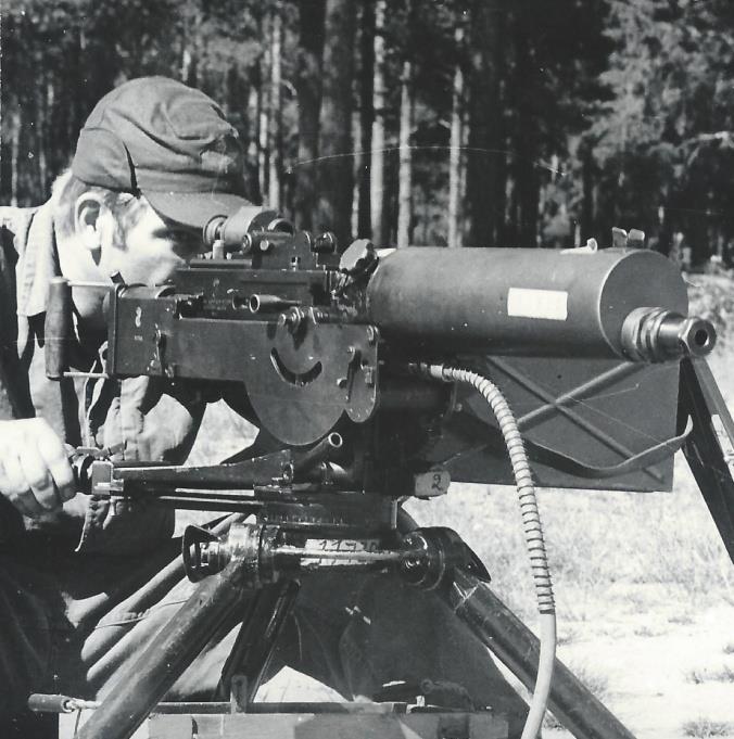 Driftvärnsövning på Hammarnäset 1974. F6 driftvärn var i första hand organiserat för försvar av flygverkstadens delar som var ett prioriterat objekt för fortsatt drift även efter mobilisering.