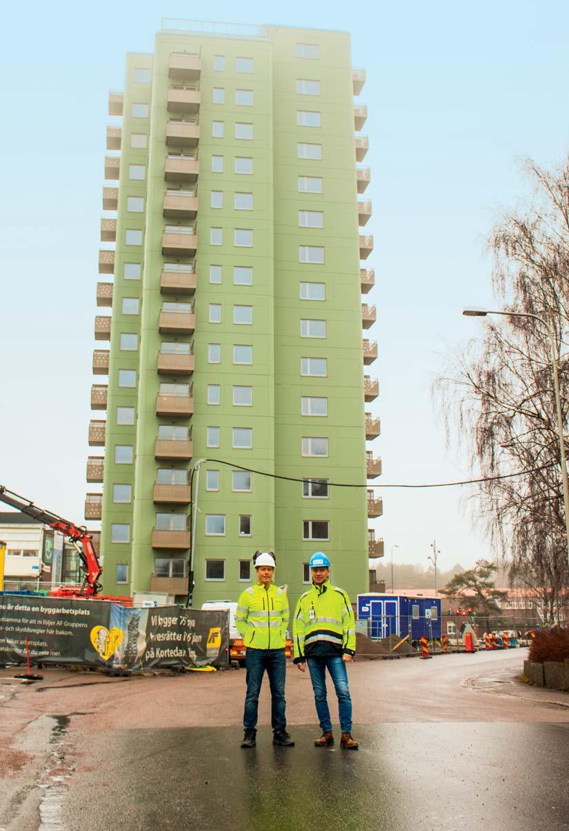 se där du beskriver dina idéer till förbättring. Mattias Lindell och Gabriel Glenz framför det nya, 16 våningar höga, huset vid Kortedala Torg i Göteborg.