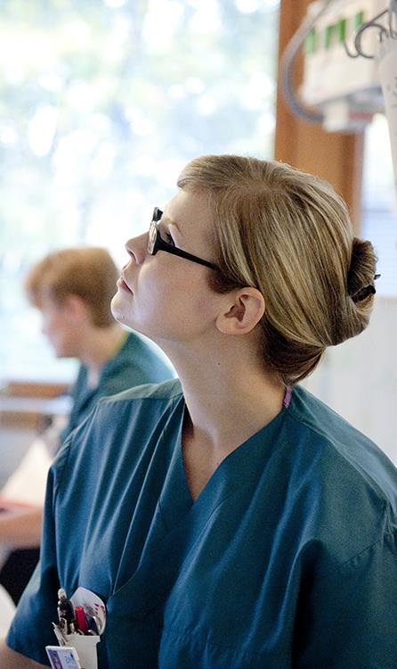 PERSONAL Totalt 680 anställda 121 Läkare 443 Vårdpersonal 48 Övrig personal 68 Specialanställda Personalgrupper (%) 7,1 10