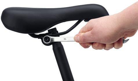 Cykelfedt anbefales til indfedtning. 12. JUSTERING AF SADEL OG SADELPIND Det er vigtigt, at sadlen er korrekt indstillet, når du cykler.