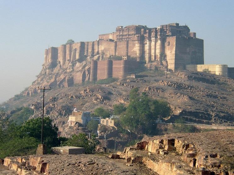 november håller världens största häst- och kamelmarknad. I Pushkar besöker vi de lokala basarerna och det mytomspunna Brahma-templet. ÖVERNATTNING PUSHKAR PALACE DAG 05.