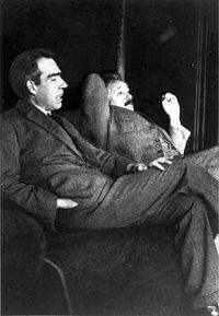 Niels Henrik David Bohr 1885-1962 Studerade matematik, astronomi, fysik och kemi 1911 doktorsavhandling på p temat elektroner i metaller Träffade Rutherford på p universitetet i