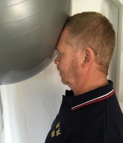 Med mjuk swissboll mot dörrpost