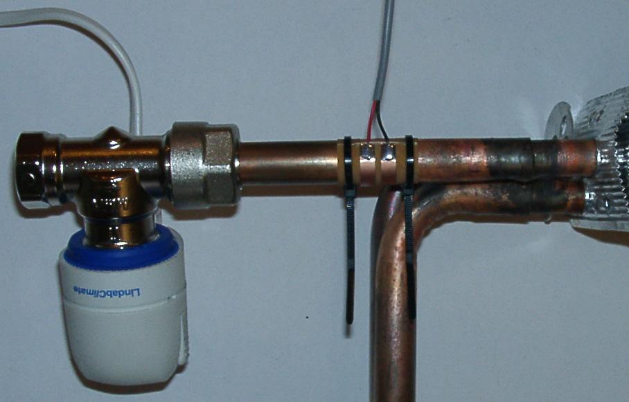 Kondenssensor med kabel (Figur 2). 2 plasstrips (Figur 3). Figur 4 -Sensor fäst med 2 strips runt horisontellt koparör. Figur 2. Kondens sensor Figur 1. Montera på lämplig jämn yta nära sensorn (Obs!