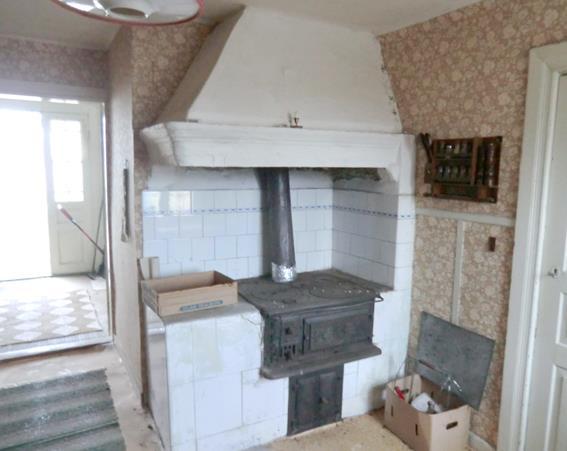 Planlösning Bostadsbyggnad Bostadshus i 1½ plan, Stomme av trä på stensatt torpargrund.