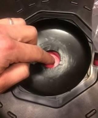 6. När önskar lufttryck har nåtts i balansbollen så