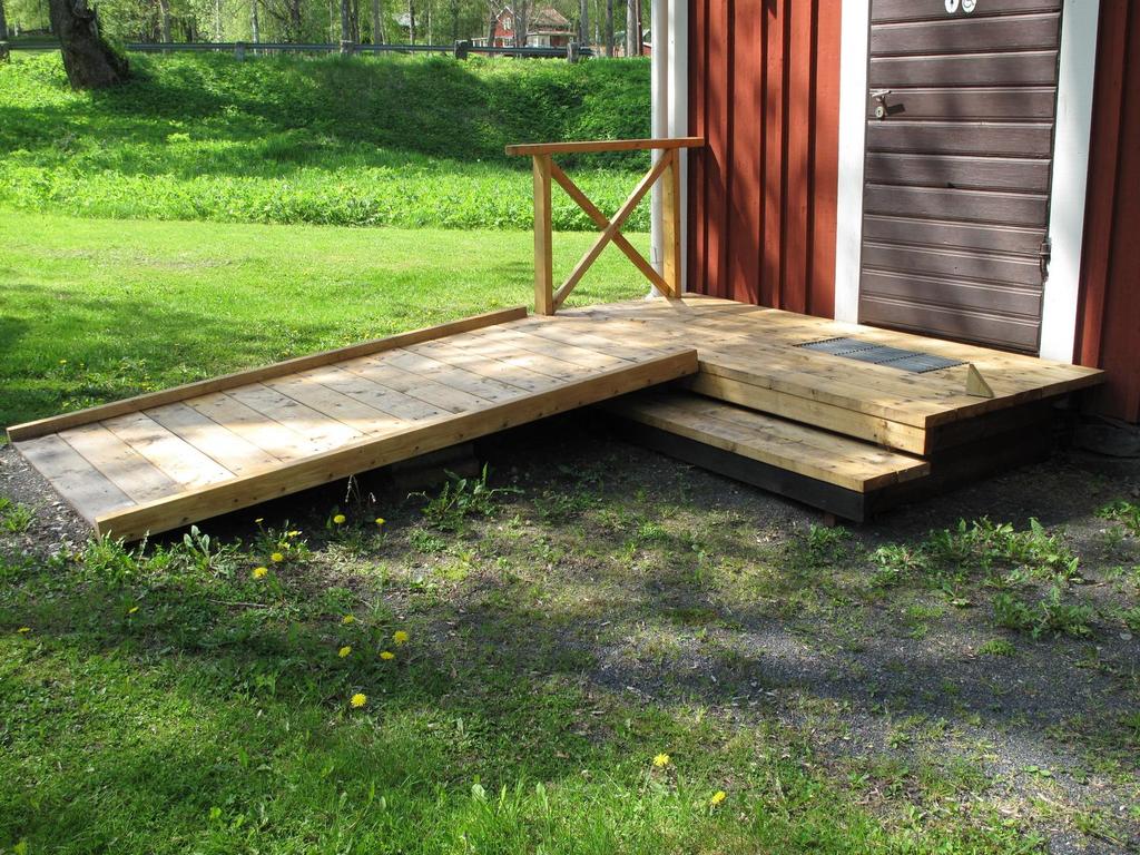 6. Handikappramp vid toalett (D2) Ramp för handikappade till toaletten var trasig och bristfällig. Den nya rampen var färdigställd i april 2012.