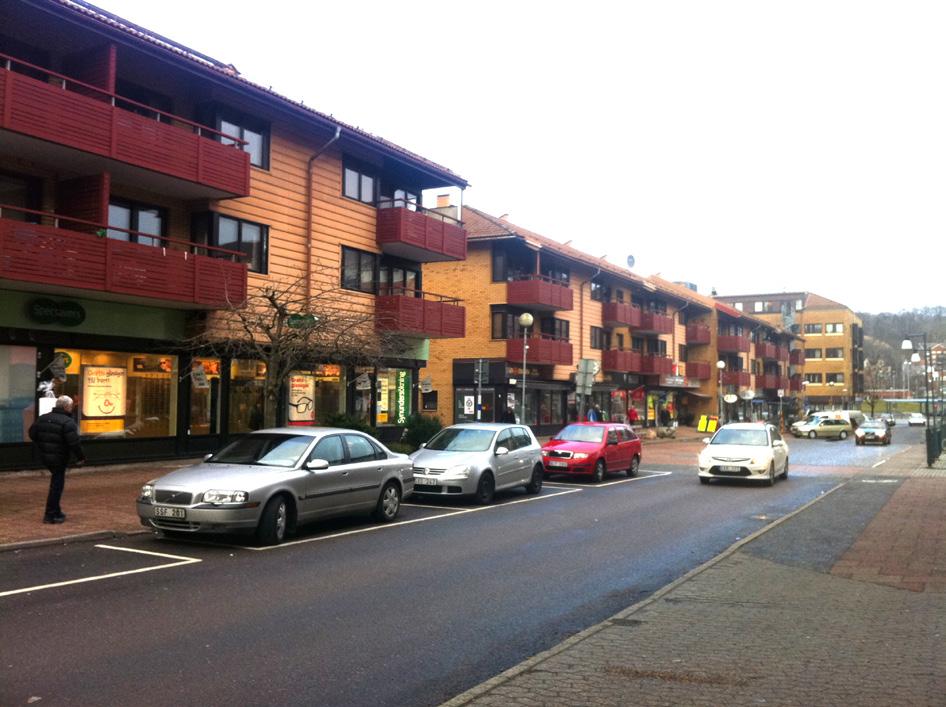 Nya mötesplatser och offentliga rum i form av parker och grönområden kan samspela och införlivas i nya stadskvarter. Mölndal, Bergmansgatan.