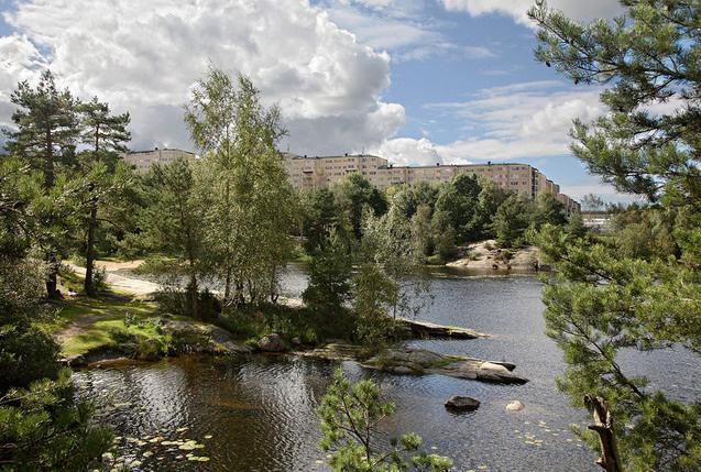 Trygghet I 2018 års trygghetsundersökning rankade invånarna den upplevda tryggheten i Rannebergen som 4,2 på en 5-gradig skala.