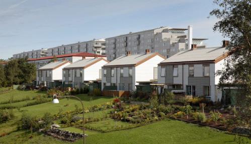 Gårdsten Befolkning Uppemot 9 000 personer är bosatta i Gårdsten. För män i åldern 20-64 ligger medelinkomsten på 232 000 kr, medan för kvinnor i samma åldersspann är medelinkomsten 163 000 kr.