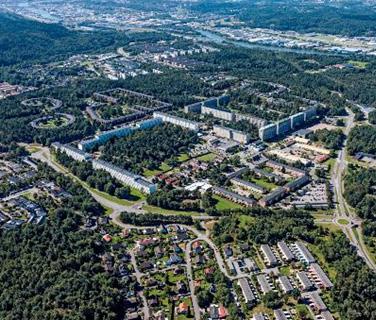 lägenheter per år i Angered-Bergum, vilket utgjorde större delen av Göteborgs bostadsproduktion inom nya områden. Vid mitten av 70-talet skulle då Angered ha en befolkning på omkring 100 000 personer.
