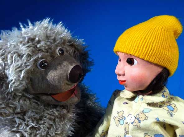 Maja och Bobbo Maja och Bobbo är en humoristisk och varm berättelse med dockor, musik och sång om att vara vänner, bli ovänner och att kunna säga förlåt.