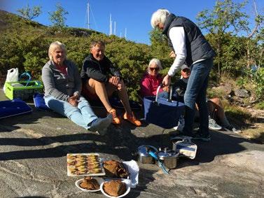 T v: Gemensam fiskmiddag på Björkö. Foto Lennart Beckman. Nedan: Raseborg vid Ekenäs. Foto Maria Kronander. österut.