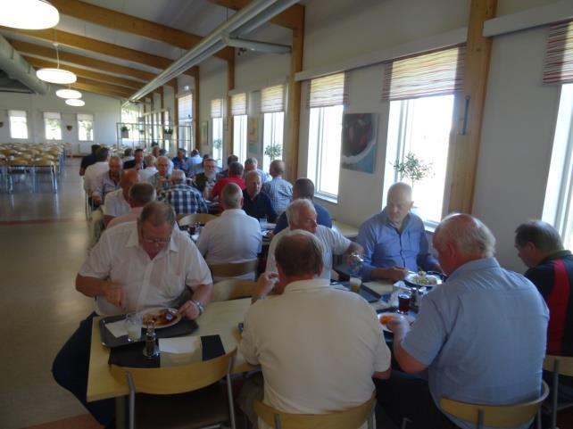 Lunch på militärrestaurangen i Skövde och som vanligt siste man betalar".