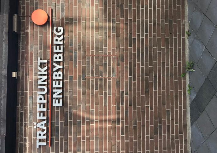 Vart tog Guldbaggen vägen? På försommaren begåvades Eneby Torg med ett unikt konstverk när Enebybergskonstnären Karl Axel Pehrsons Guldbagge sattes upp i på väggen utanför Träffpunkt Enebyberg.