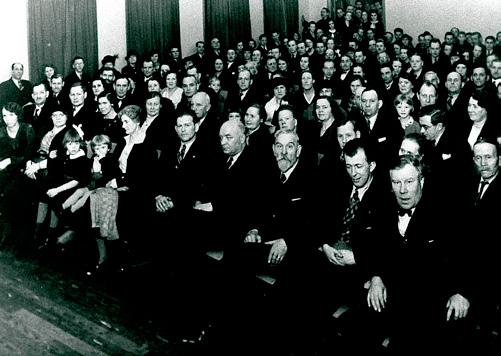 Enebybergs Folkets hus invigdes i närvaro av statsminister Per Albin Hansson (mitt på främsta raden) den 16 december 1934.