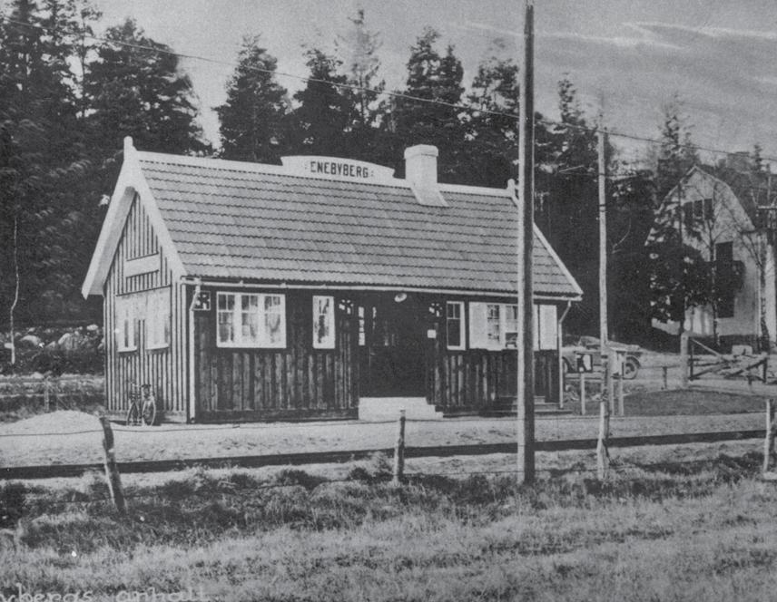 Stationshuset fick sin nuvarande placering när banan fick dubbelspår år 1931. Idag finns en pizzabutik i den gamla väntsalen.